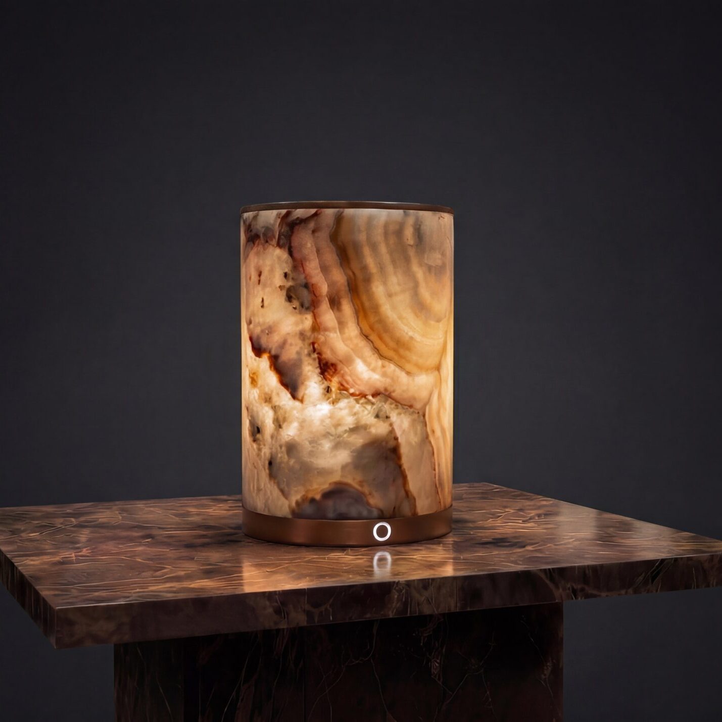 pieza de mobiliario de alabastro sobre una mesa de exposición